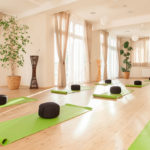 Naturheilpraxis Bonn - Elke Katharina Fischer - Heilpraktikerin - Studio mit grünen Matten